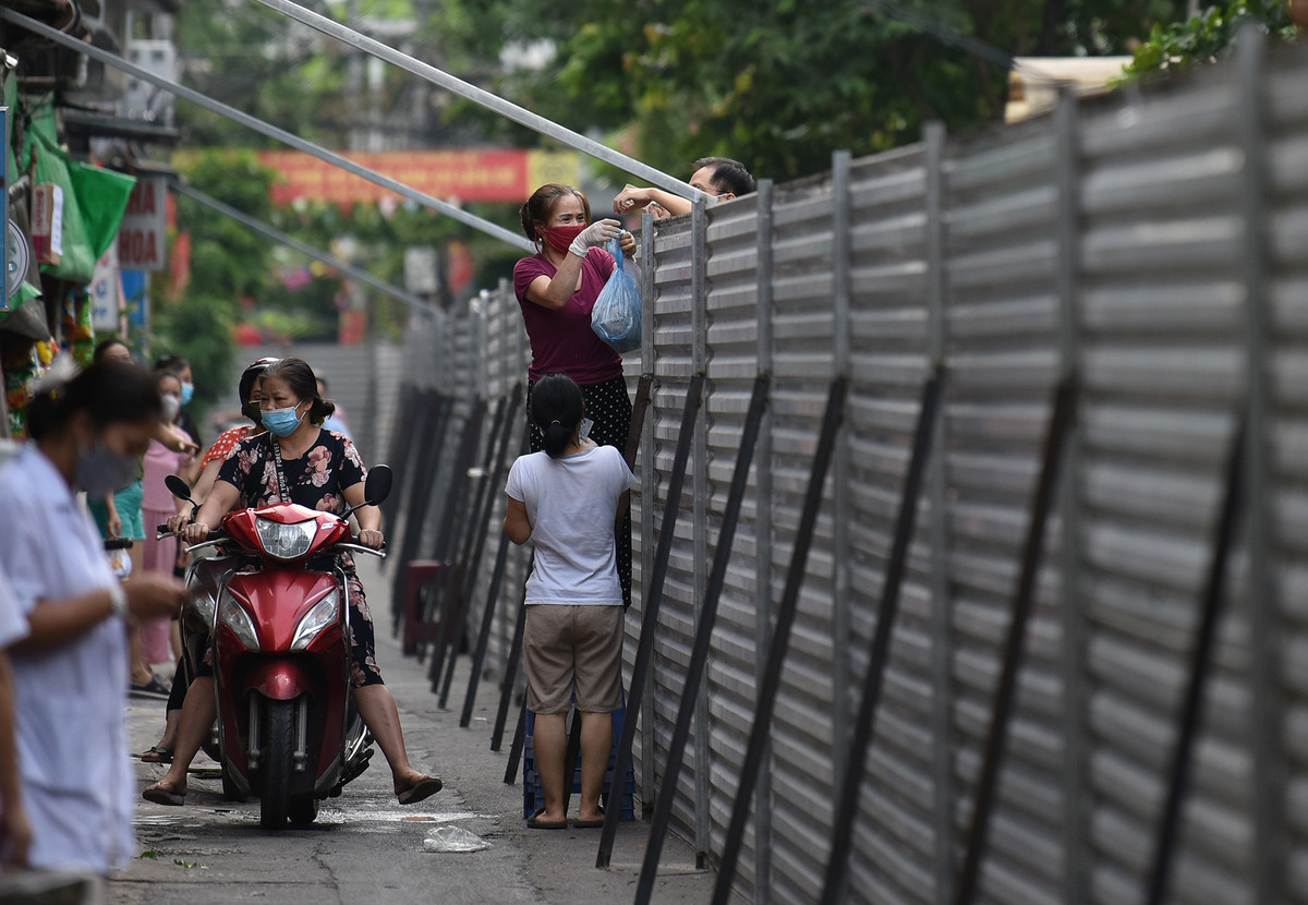 Nhiều người cho rằng hiệu quả chưa thấy nhưng đã thấy bất tiện. “Nếu xảy ra cháy nổ thì xe chưa cháy vào kiểu gì”, một người dân nói.