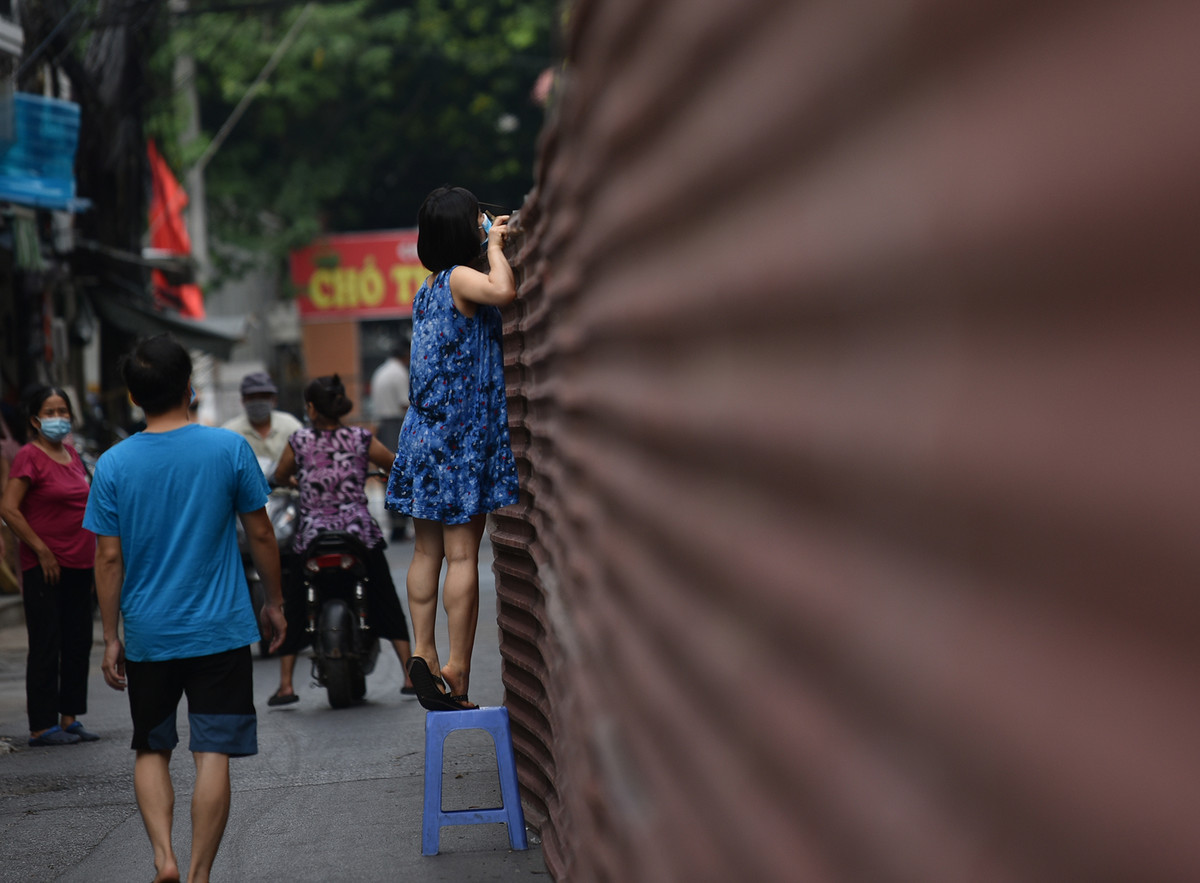 Người dân ở đây cho biết, do 2 bên chợ thuộc 2 địa bàn khác nhau nên có thể bức tường tôn được dựng lên với mục đích dễ quản lý lịch họp chợ.