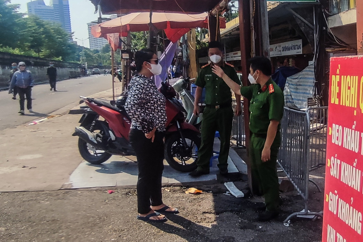 Tại thời điểm đó, mọi hoạt động khác của chợ hoa quả Long Biên vẫn diễn ra bình thường.