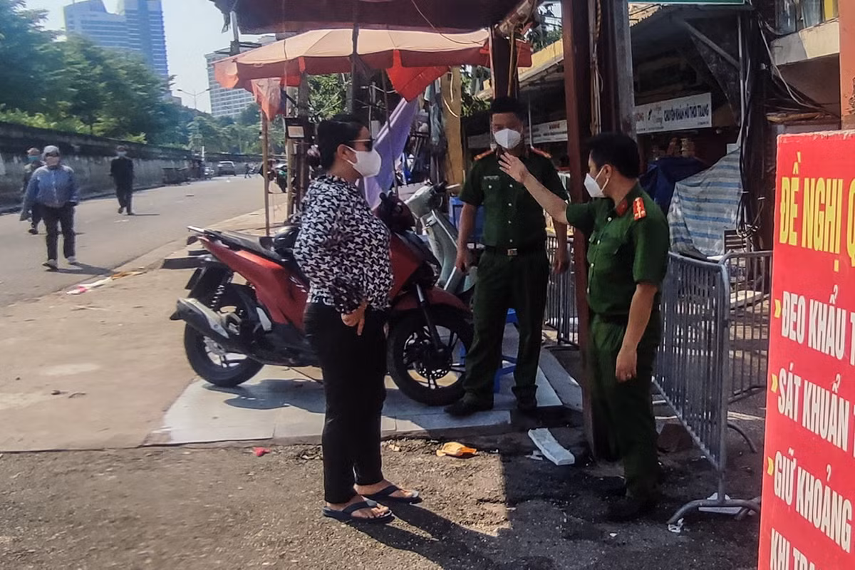 Tại thời điểm đó, mọi hoạt động khác của chợ hoa quả Long Biên vẫn diễn ra bình thường.