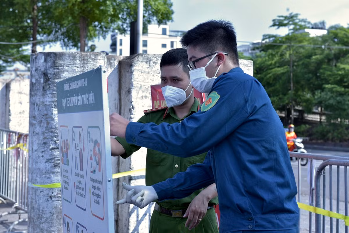 Theo đó, từ 13h ngày 3/8, toàn bộ người dân không được ra vào chợ Long Biên cho đến khi có quyết định mới.