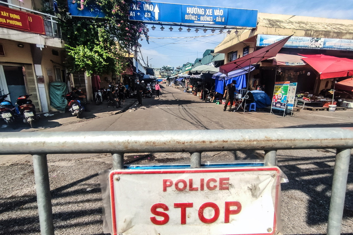 Trước đó, CDC Hà Nội xác định có 1 trường hợp kinh doanh đá cây giao hàng cho các hộ kinh doanh thuỷ, hải sản của chợ hoa quả Long Biên.