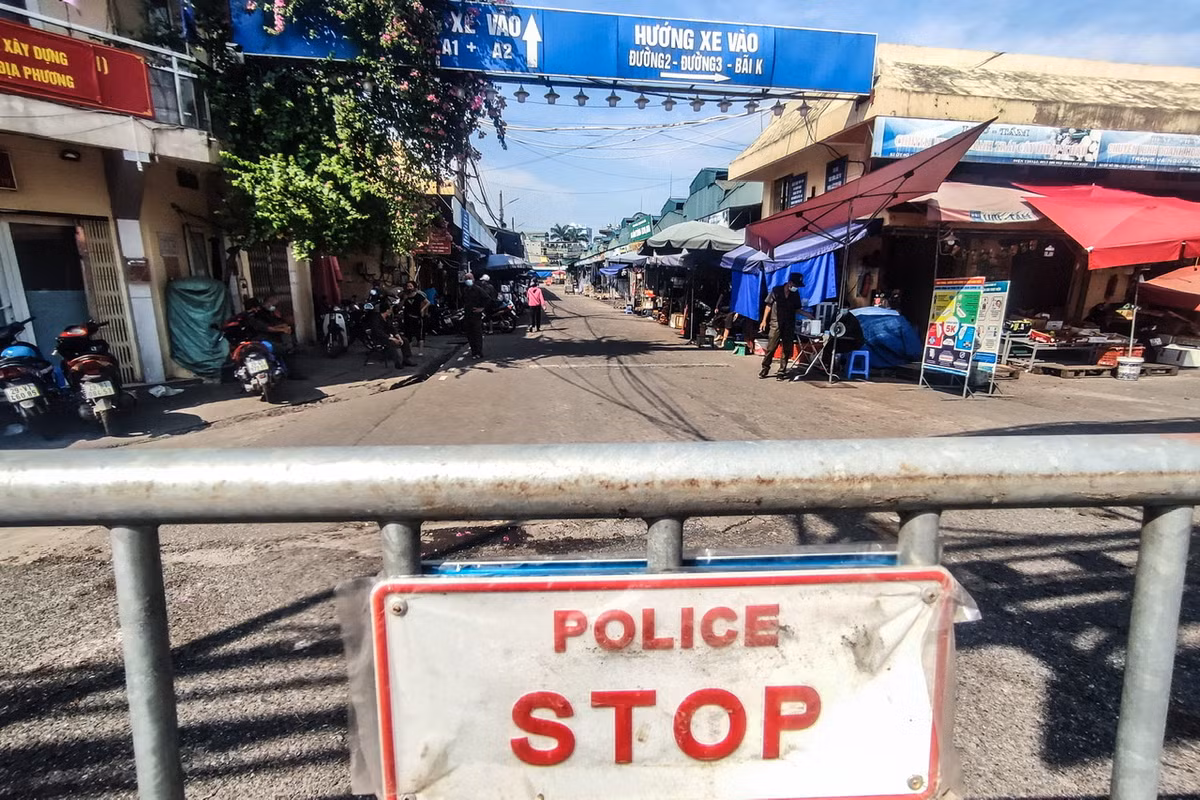 Trước đó, CDC Hà Nội xác định có 1 trường hợp kinh doanh đá cây giao hàng cho các hộ kinh doanh thuỷ, hải sản của chợ hoa quả Long Biên.