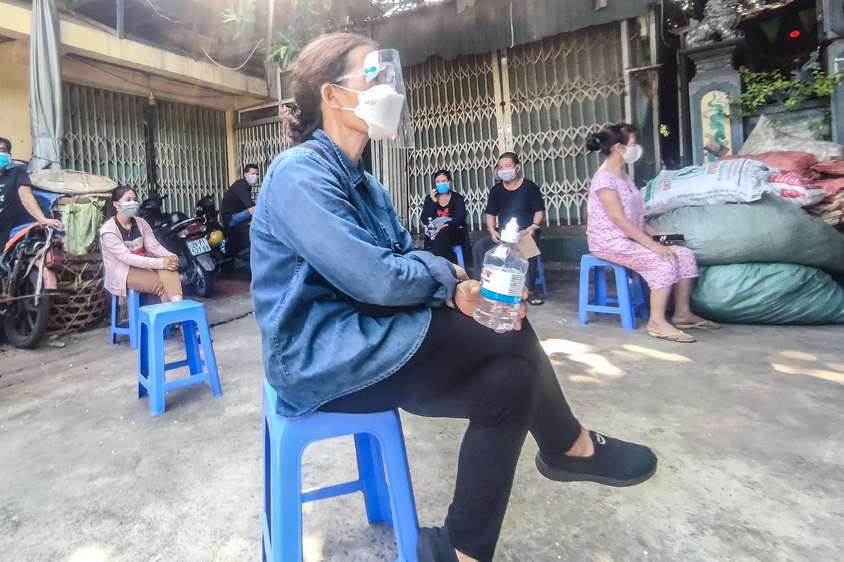 Lực lượng chức năng đã tiến hàng lấy mẫu xét nghiệm cho toàn bộ tiểu thương kinh doanh tại chợ.