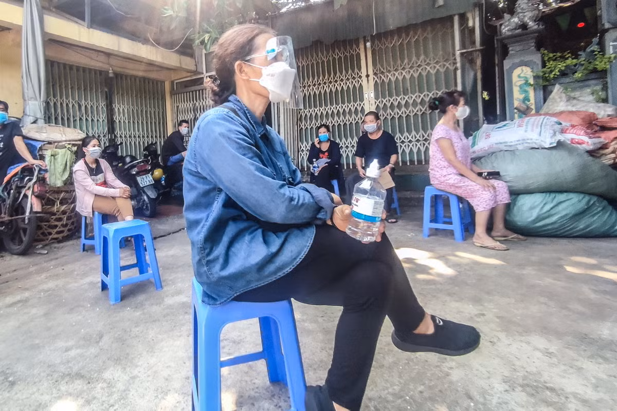 Lực lượng chức năng đã tiến hàng lấy mẫu xét nghiệm cho toàn bộ tiểu thương kinh doanh tại chợ.