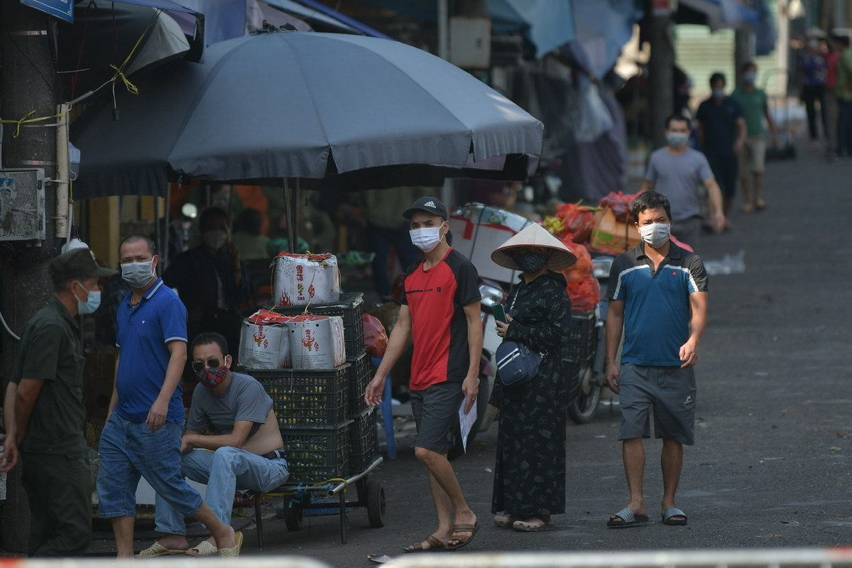 Tuy nhiên, do diễn biến phức tạp nên chiều nay toàn bộ chợ Long Biên đã chính thức bị phong toả.