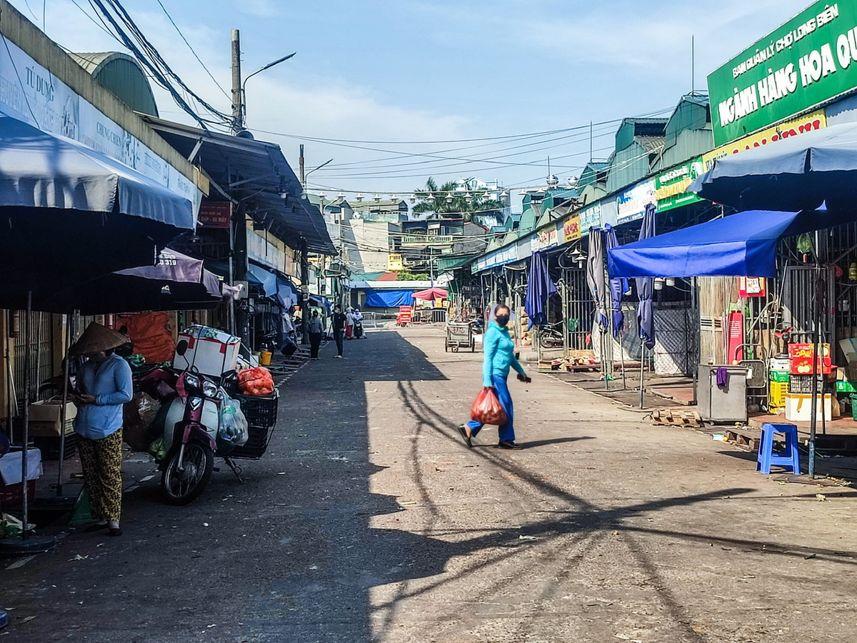 Cũng trong chiều hôm nay, UBND quận Ba Đình cũng đã phát đi thông báo yêu cầu người dân tới chợ Long Biên và ngõ 187 đường Hồng Hà (phường Phúc Xá) tự cách ly tại nhà và thông báo với cơ quan y tế gần nhất.