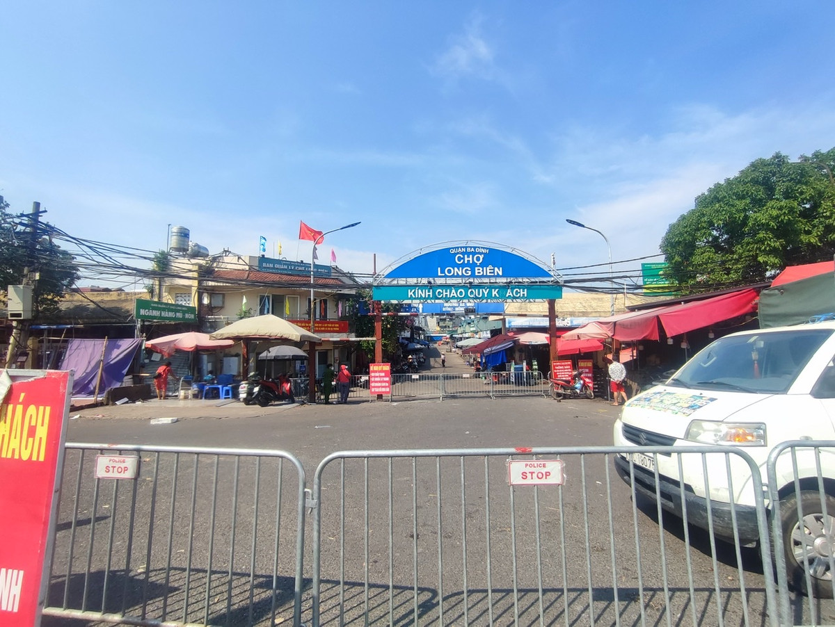 Cho hoa qua Long Bien bi phong toa do nguoi giao da la F0