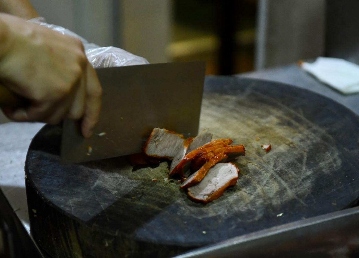 Anh Đinh Thanh Tùng - trưởng nhóm nấu cơm thiện nguyện cho biết nhóm có 10 thành viên đều là nhân viên bếp tại nhà hàng thịt dê trên phố Yên Lãng.