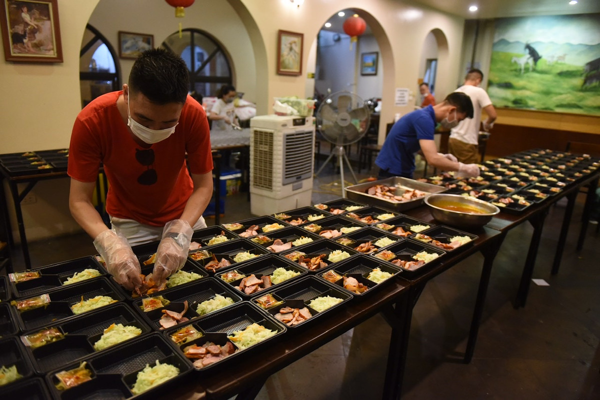 Được biết, mọi chi phí để nấu ăn trong thời gian qua đều do nhóm tự đóng góp.