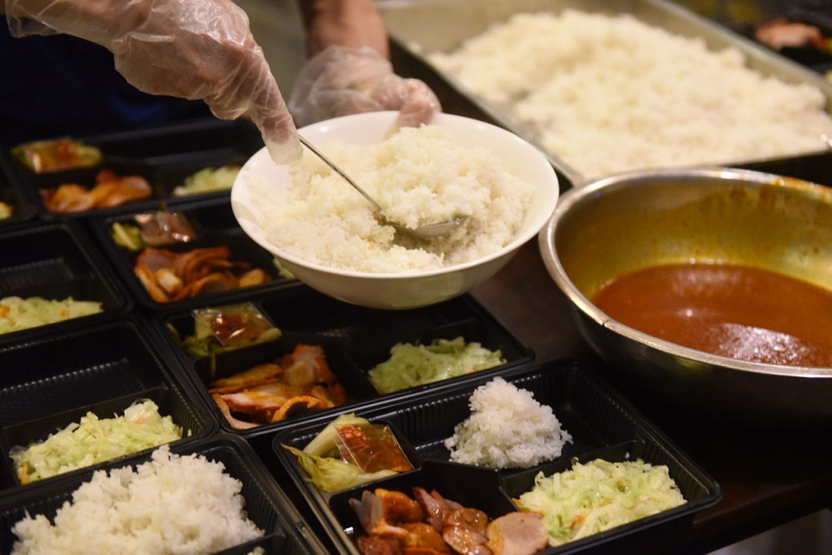 Anh Tùng chia sẻ, mỗi lần chuyển cơm đi, nhóm chỉ nhận lời cảm ơn và góp ý để thay đổi cách chế biến cũng như thực đơn cho phù hợp.