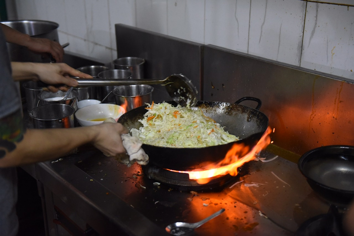 Do tận dụng được cơ sở vật chất của nhà hàng trong thời kỳ nghỉ dịch nên việc nấu nướng diễn ra rất thuận lợi.