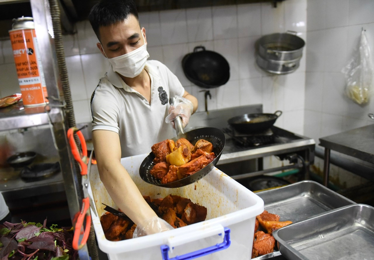 Hàng ngày nhóm tập trung làm khoảng 100 suất tặng cán bộ, công nhân viên Viện phổi Hà Nội và 50 suất tặng đội tự quản UBND phường Chương Dương.