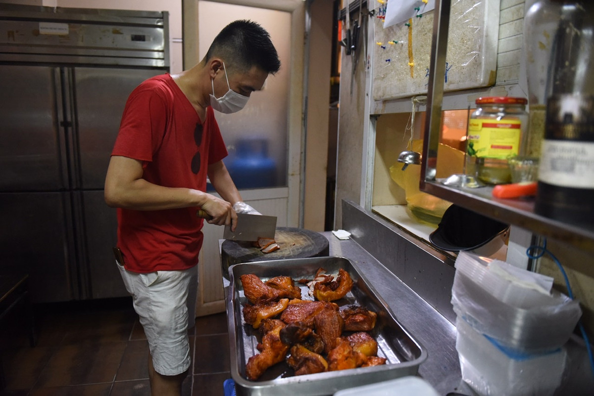 Anh Tùng cho biết thêm, sau khi hoạt động được vài ngày, nhiều người cũng biết và ngày ngày tài trợ thực phẩm tươi, sạch để làm đồ ăn.