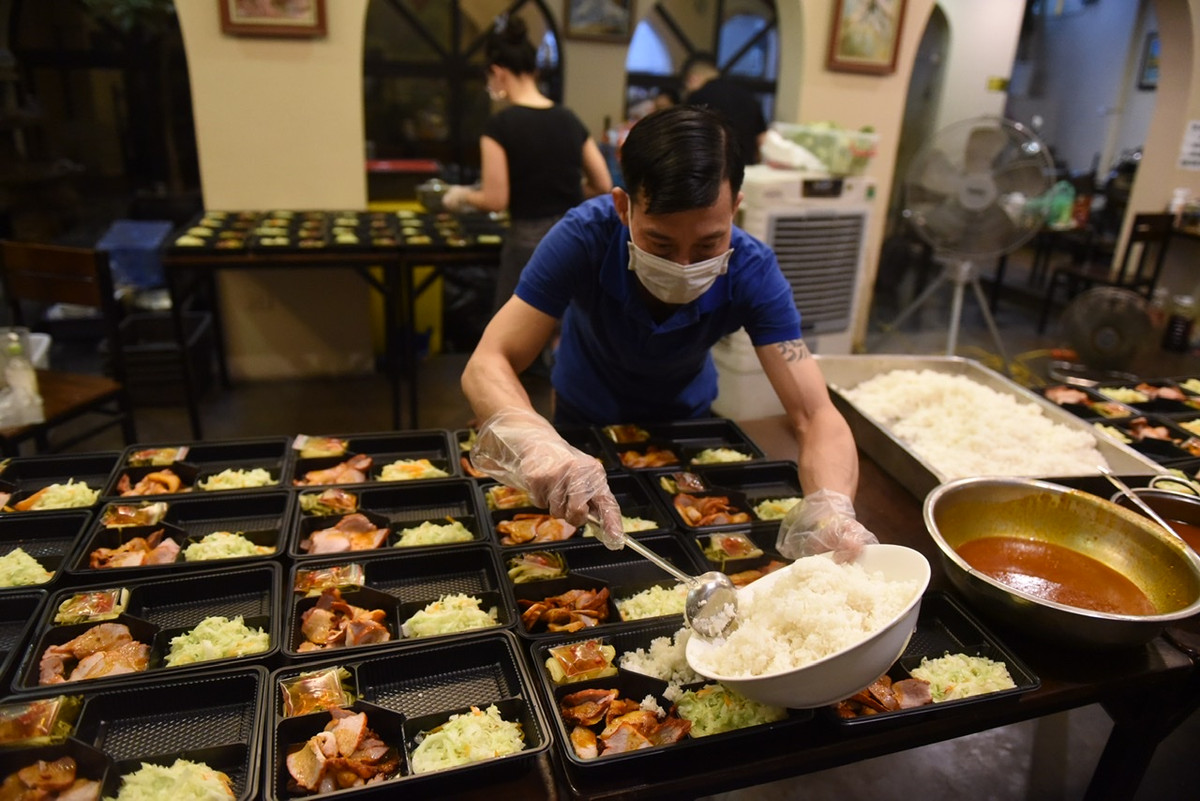 Mỗi suất cơm đều đầy đủ dưỡng các món như thịt, rau xanh, canh, dưa chua… tất cả đều được những đầu bếp tự tay làm.