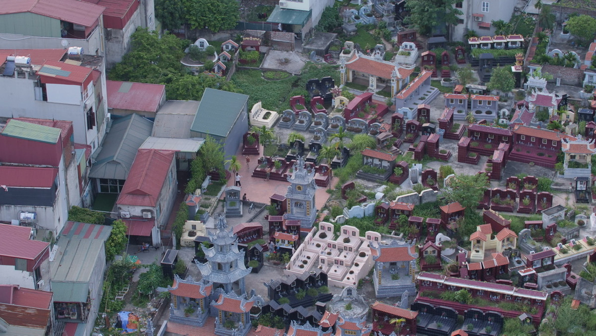 Vao nghia trang tap the duc, nhieu nguoi bi dua len phuong xu ly-Hinh-2