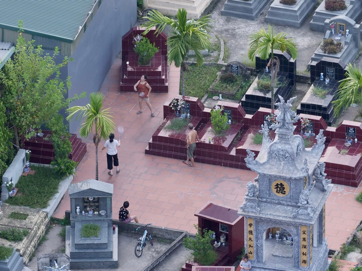 Vao nghia trang tap the duc, nhieu nguoi bi dua len phuong xu ly