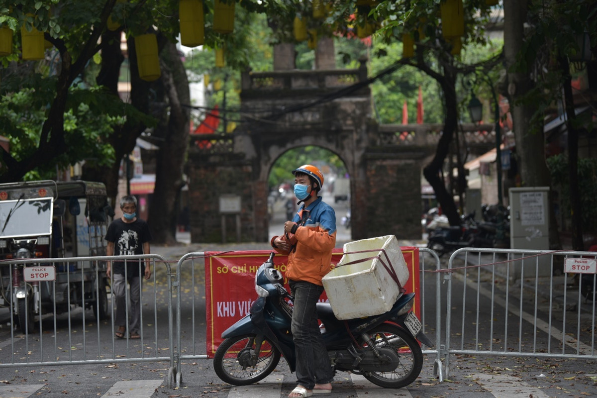 Trong đợt thực hiện giãn cách lần thứ 2, khu vực nội thành Hà Nội được thiết lập nhiều vùng kiểm soát để hạn chế việc đi lại, ra đường không cần thiết.