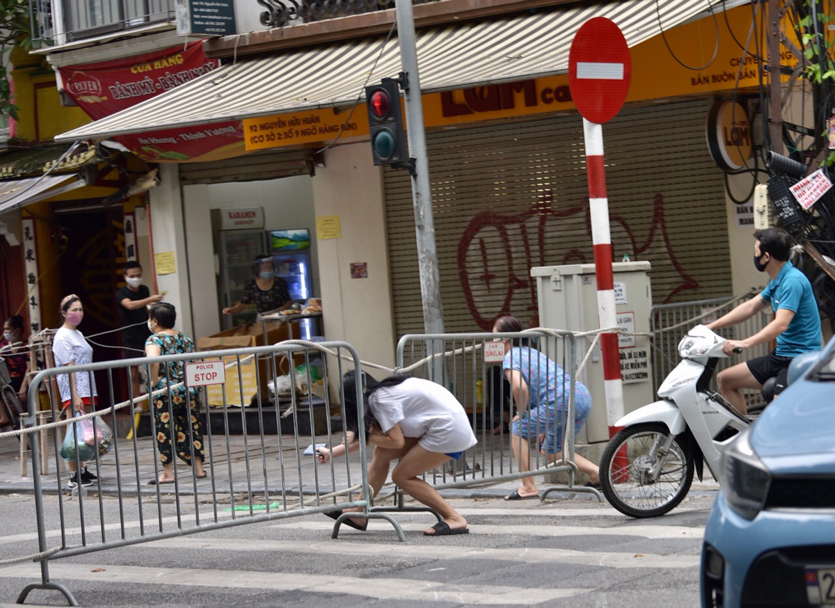 Mặc dù đã thiết lập nhiều biện pháp nhằm hạn chế đi lại nhưng nhiều người dân vẫn tìm “vượt rào” đi vào chợ.