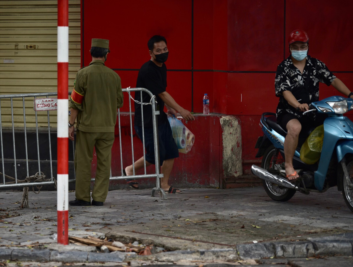 Lực lượng làm nhiệm vụ kiểm soát không ngăn nổi người dân “vượt rào”.