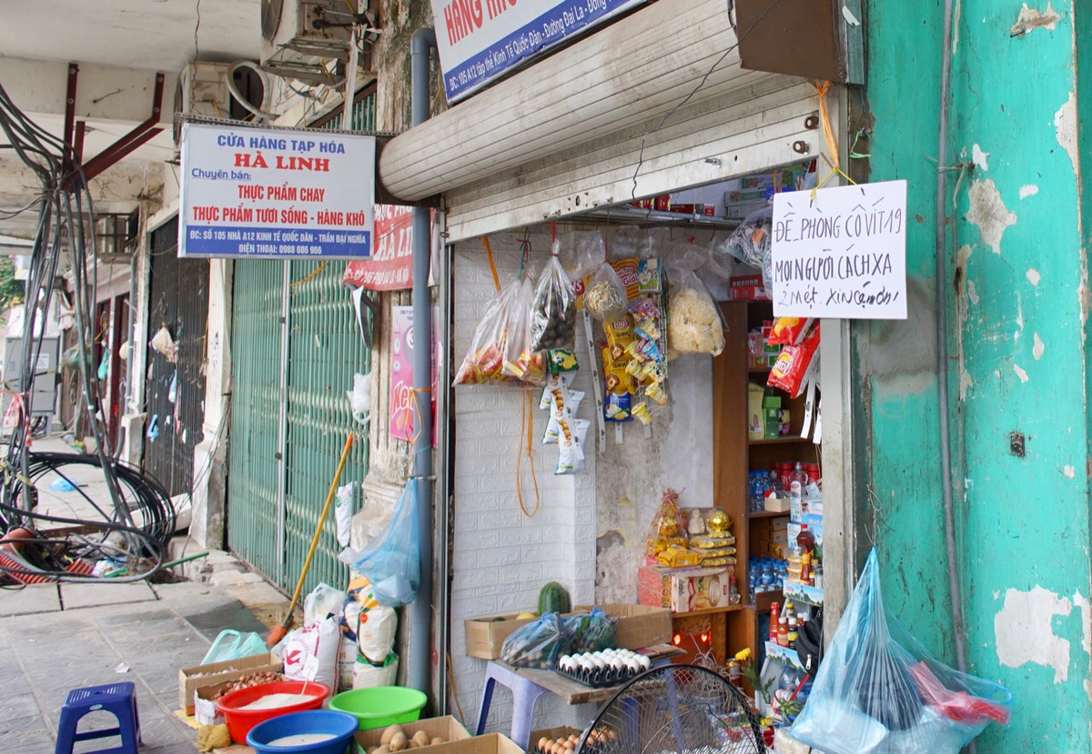 Tất cả cửa hàng mở ra đều phải thực hiện giữ khoảng cách trong khi mua bán.