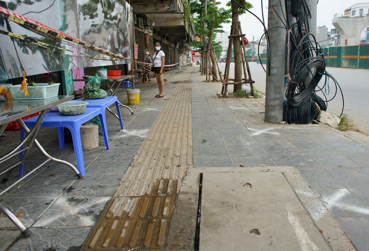 Do thời gian giãn cách được kéo dài nên một số cửa hàng bán đồ thiết yếu nhỏ lẻ đã được mở ra để phục vụ nhu cầu của người dân.