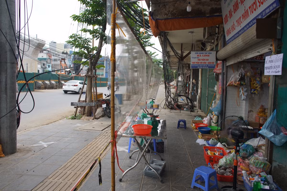 Theo ghi nhận của PV báo Tri thức và Cuộc sống, nhiều cửa hàng đã chuyển từ bán đồ gia dụng, tạp hoá, sang bán rau củ quả bởi đây là mặt hàng dễ tiêu thụ trong thời điểm này.