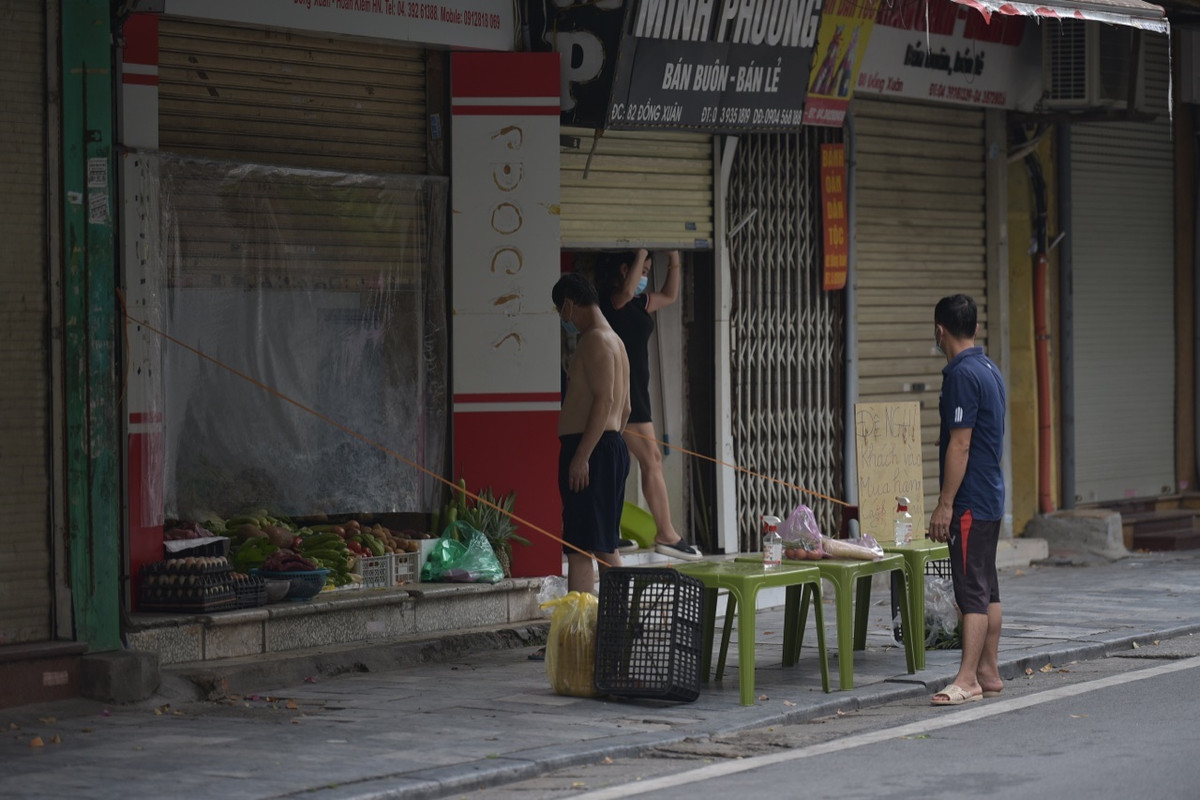 Đặc biệt, khu vực phố cổ Hà Nội có những cửa hàng “đất vàng” ngày trước cũng chuyển qua bán rau, thực phẩm.
