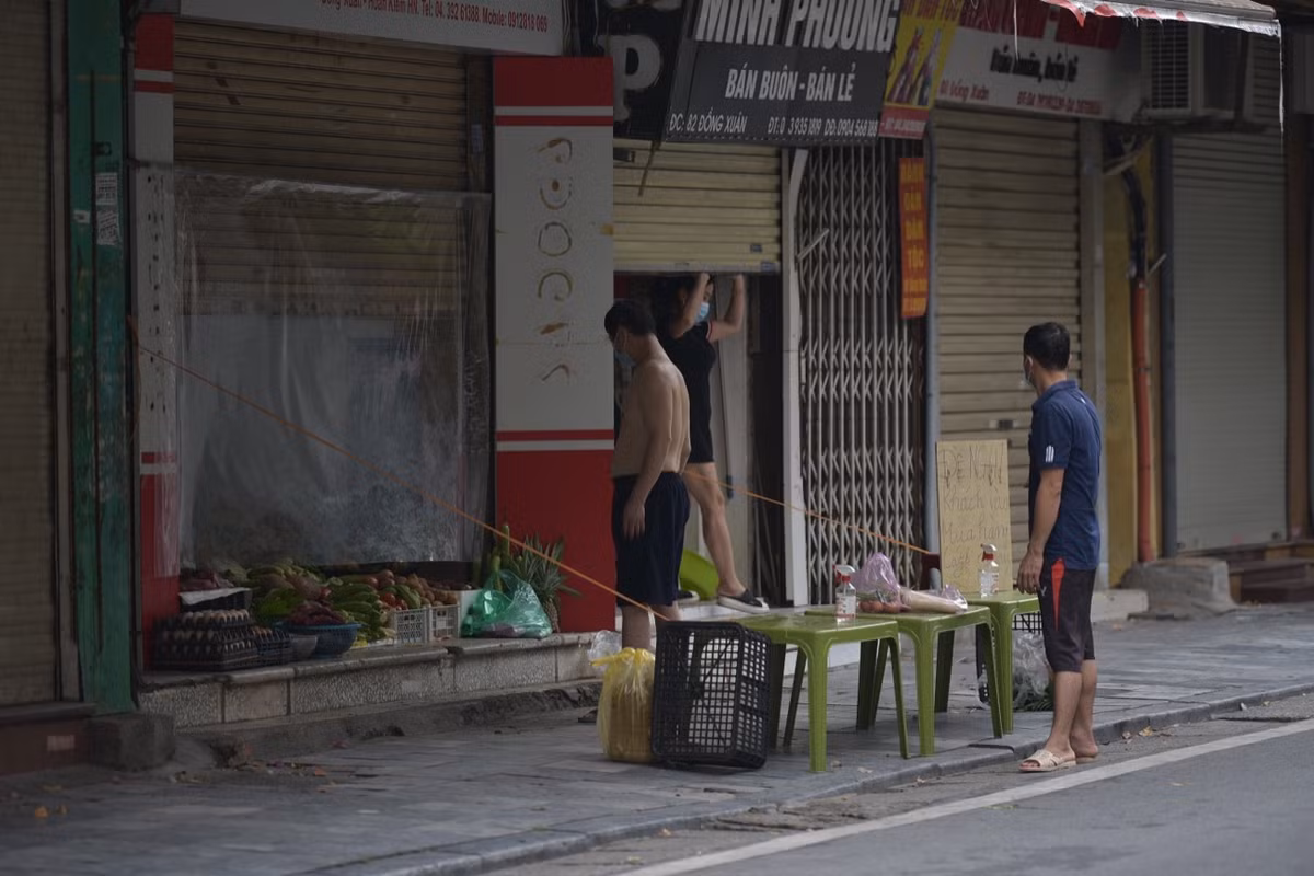 Đặc biệt, khu vực phố cổ Hà Nội có những cửa hàng “đất vàng” ngày trước cũng chuyển qua bán rau, thực phẩm.