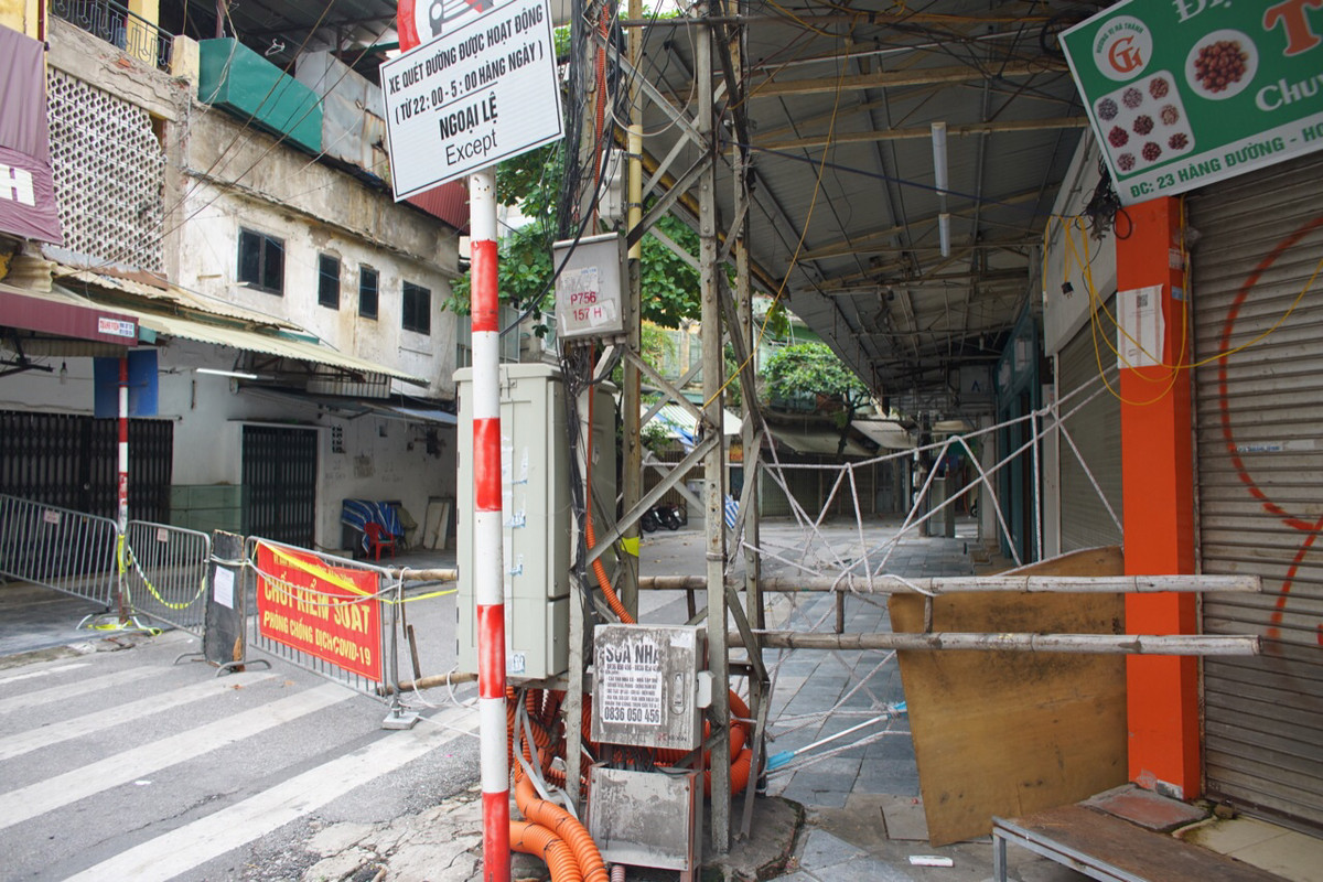 Các tuyến phố kinh doanh nổi tiếng của Hà Nội giờ đây đã “kín cổng cao tường”.