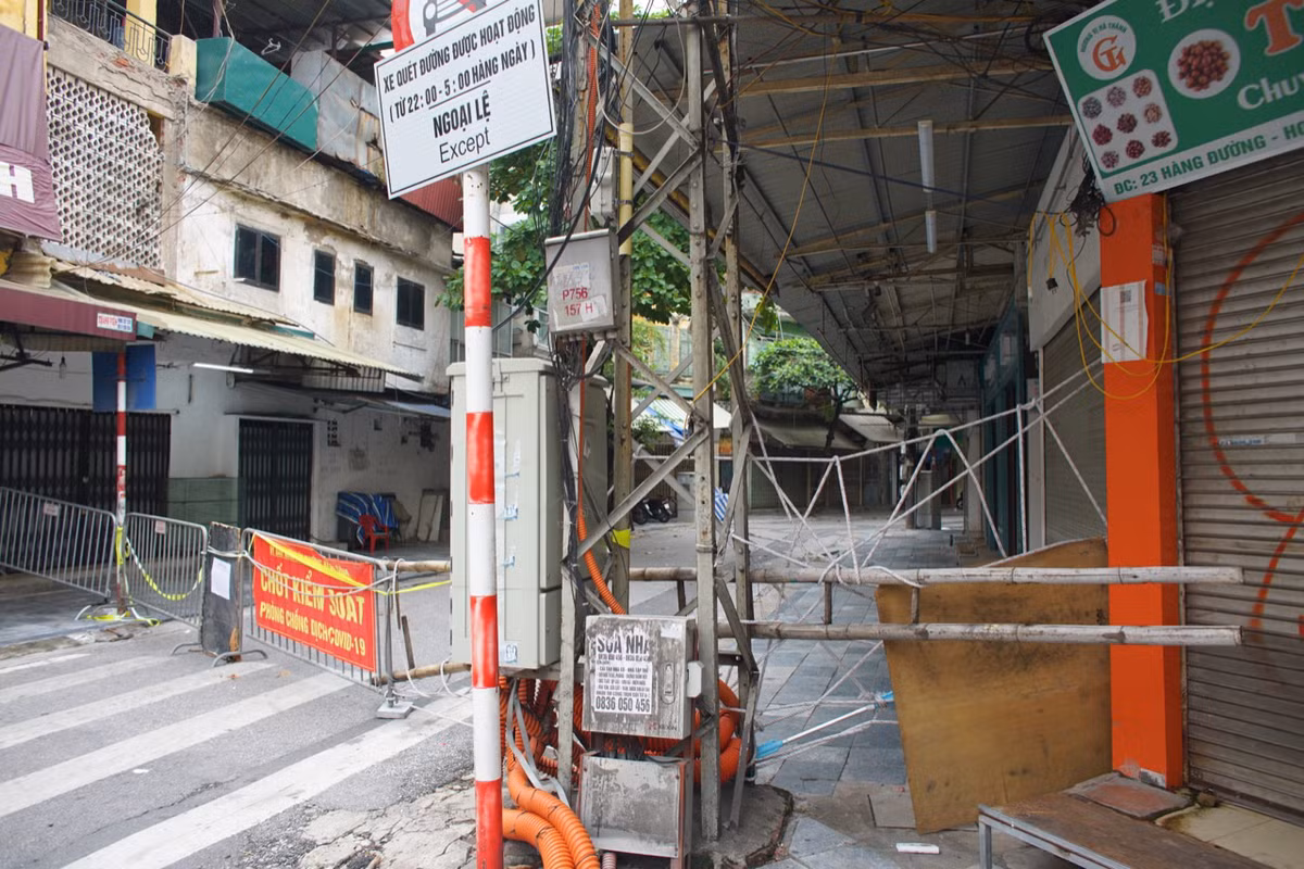 Các tuyến phố kinh doanh nổi tiếng của Hà Nội giờ đây đã “kín cổng cao tường”.