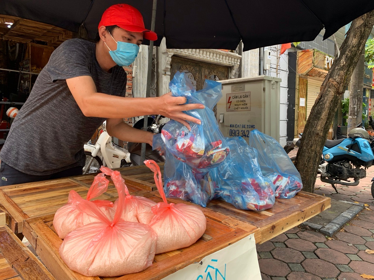 Những ngày này, trên đường phố Hà Nội xuất hiện nhiều “chợ 0 đồng” hỗ trợ người nghèo, người gặp khó khăn do dịch bệnh COVID-19.