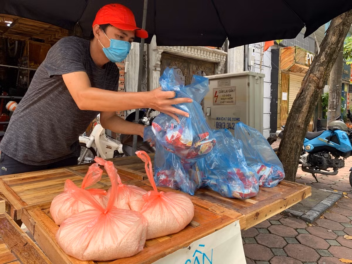 Ha Noi: Xuat hien “cho 0 dong” khap noi ho tro nguoi ngheo