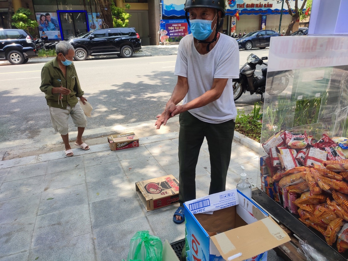 Tuy nhiên, do lượng người tập trung đông người nên thùng hàng này đã tạm thời phải dừng hoạt động.