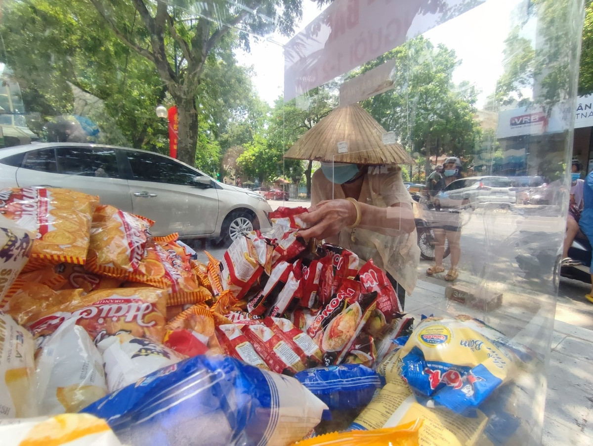 Mỗi người đến lấy đều được hướng dẫn đứng giãn cách và sát khuẩn tay trước khi lấy đồ. Mỗi người chọn nhanh 1 món đồ, không được cầm lên rồi đặt trở lại, tránh tiếp xúc với người lấy sau.