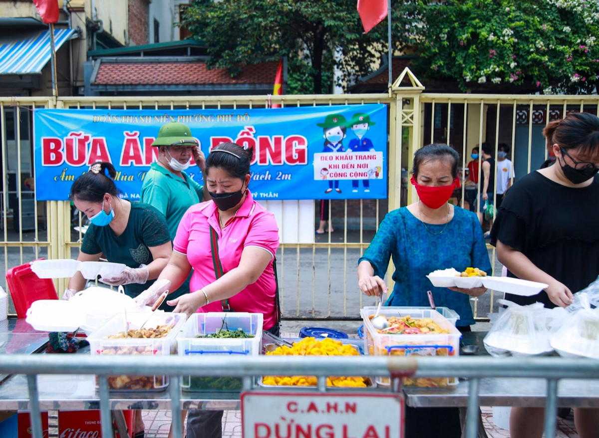 Tại làng Phú Đô, Đoàn Thanh niên phường Phú Đô (quận Nam Từ Liêm, Hà Nội) đã cùng một số hộ gia đình nấu những suất cơm “0 đồng” hỗ trợ người nghèo.