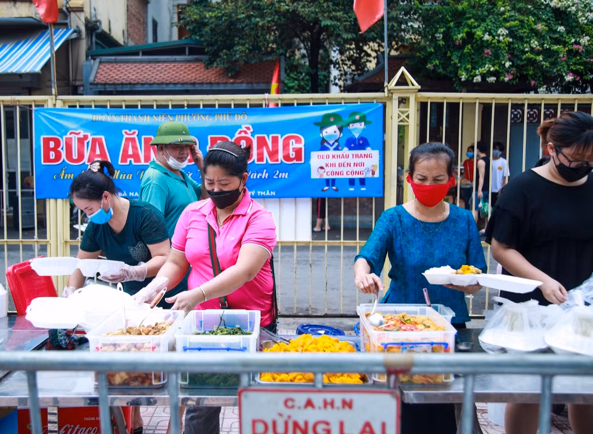 Tại làng Phú Đô, Đoàn Thanh niên phường Phú Đô (quận Nam Từ Liêm, Hà Nội) đã cùng một số hộ gia đình nấu những suất cơm “0 đồng” hỗ trợ người nghèo.