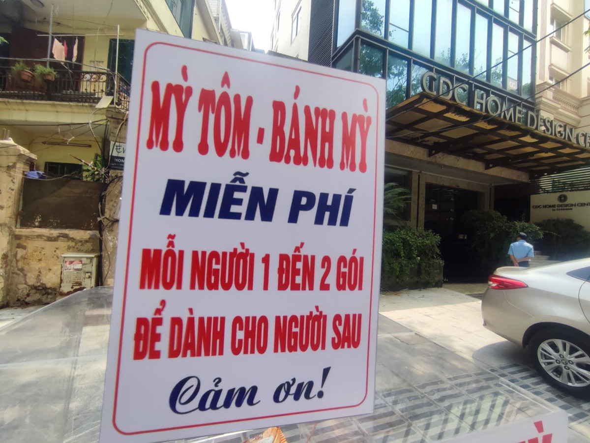 Trên phố Trần Hưng Đạo (quận Hoàn Kiếm) cũng có một quầy hàng tặng quà cho người nghèo.