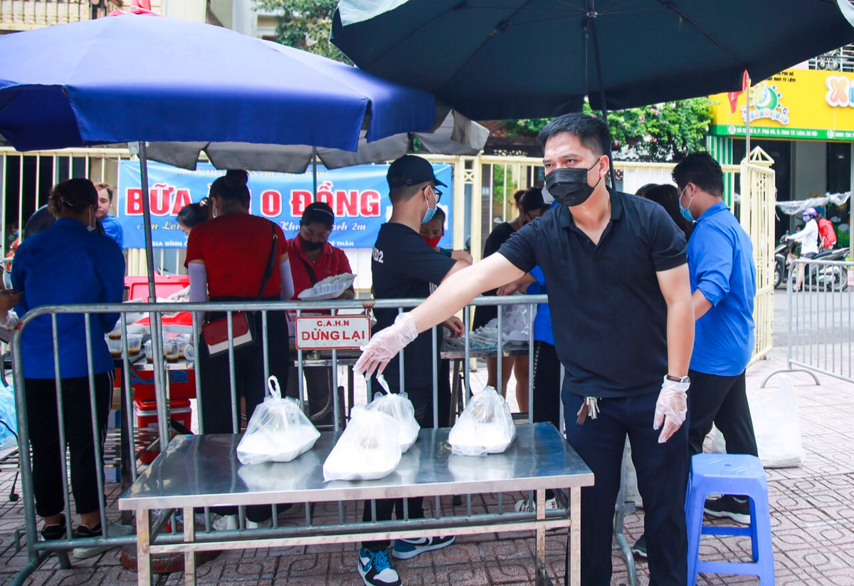 Anh Ngô Minh Đức - Phó Bí thư Đoàn Thanh niên phường Phú Đô cho biết: “Tôi mong muốn, việc nấu cơm miễn phí như thế nà sẽ có nhiều người tham gia nấu cơm thiện nguyện để những người khó khăn được hỗ trợ nhiều hơn”.