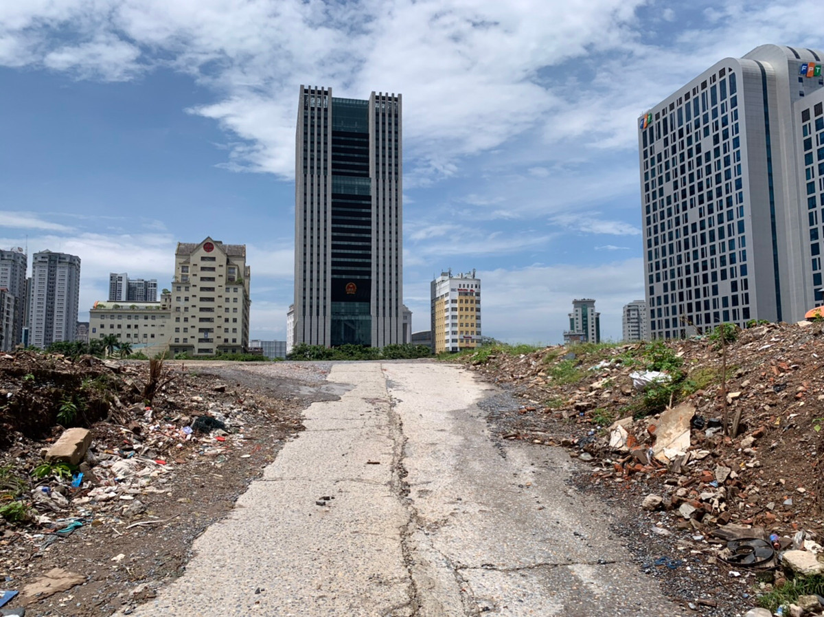 Theo ghi nhận của PV báo Tri thức và Cuộc sống, khu đất được xác định xây dựng ĐSQ Mỹ nằm tại địa điểm vô cùng thoáng bên cạnh Công viên Cầu Giấy, toà nhà Viện Kiểm sát Nhân dân Tối cao và Viện huyết học truyền máu Trung ương.