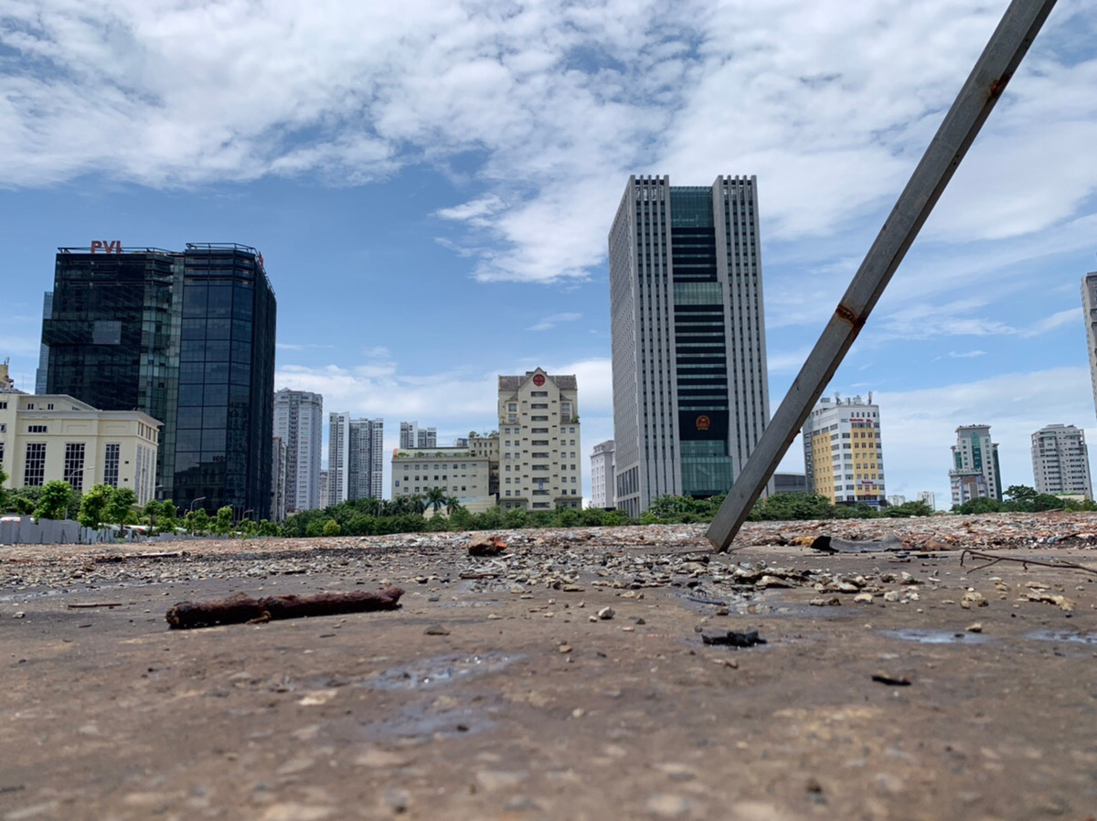 Trong quá trình thi công, các chuyên gia từ Vụ Điều hành các trụ ở ở nước ngoài trực thuộc Bộ Ngoại giao Mỹ sẽ chịu trách nhiệm giám sát việc thiết kế, di chuyển và quản lý cơ sở đối với ĐSQ Mỹ.