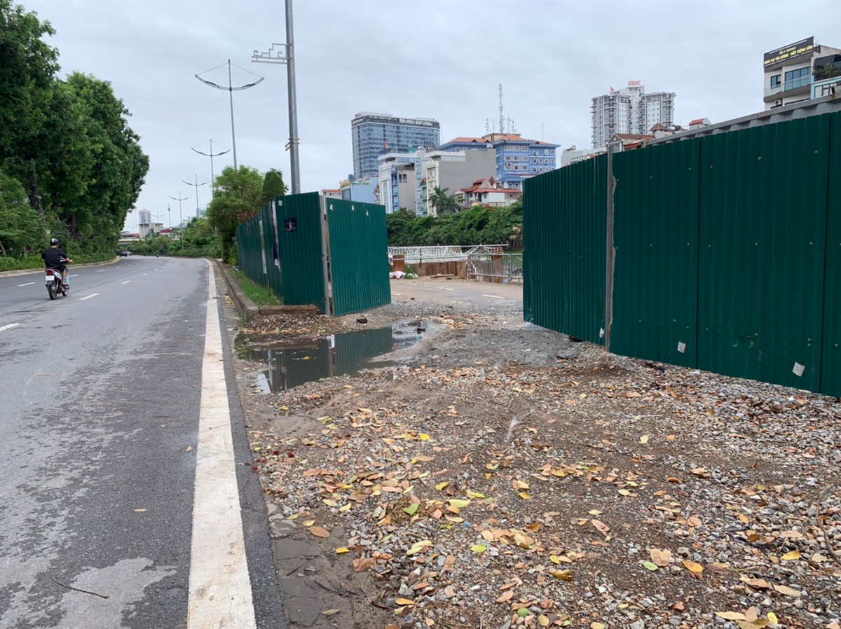 Vườn hoa ngăn cách đường đi bộ với trục đường chính cũng bị xén ra thành lối vào công trường.