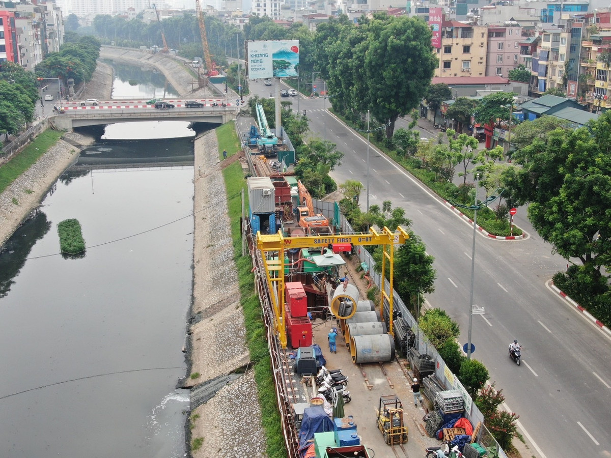 Tuyến cống bao số 1 dài 11,4km có đường kính D800mm đến D1.800mm chạy dọc theo sông Tô Lịch qua các tuyến phố như Nguyễn Đình Hoàn, Quan Hoa, Nguyễn Khang, Nguyễn Ngọc Vũ, Giáp Nhất, Kim Giang, Vũ Tông Phan.