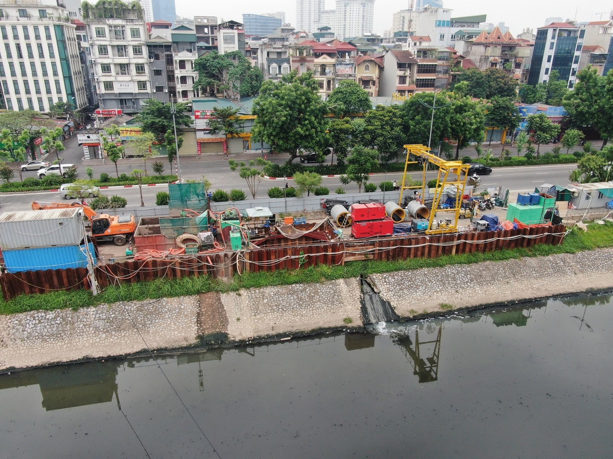 Những ngày gần đây, tuyến đường này đang trở thành đại công trường cho dự án thoát nước của Thành phố.