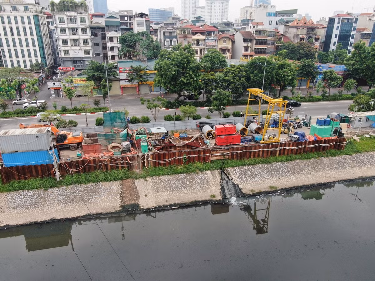 Những ngày gần đây, tuyến đường này đang trở thành đại công trường cho dự án thoát nước của Thành phố.