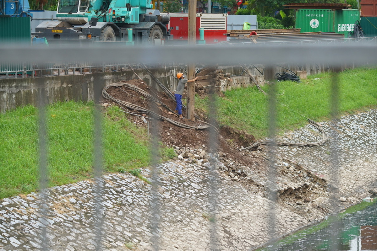 Được biết, công trình trình do Ban Quản lý dự án đầu tư xây dựng công trình cấp nước, thoát nước và môi trường thành phố Hà Nội làm chủ đầu tư, đơn vị thi công là nhà thầu TEKKEN (Nhật Bản).