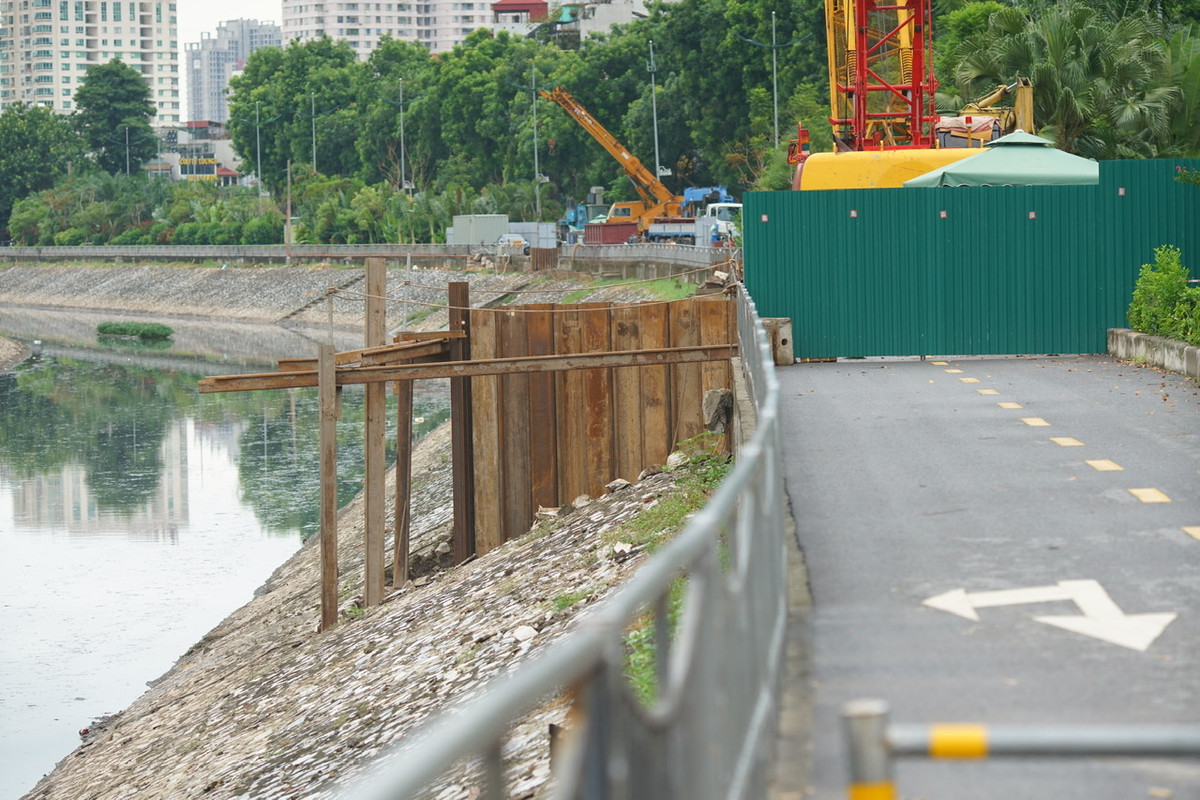 Tuyến đường bị "chặt đứt" bởi nhiều công trường đặt cách nhau chưa đầy 100m.
