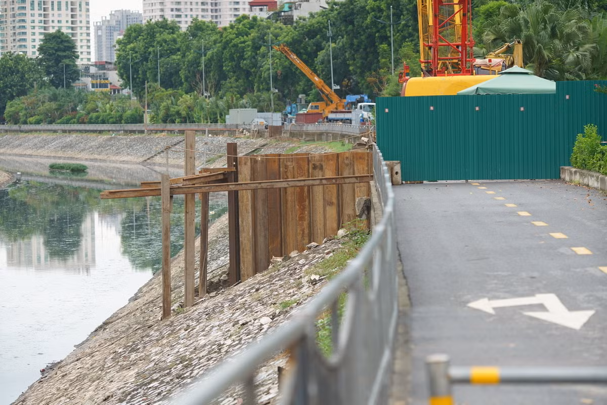 Tuyến đường bị "chặt đứt" bởi nhiều công trường đặt cách nhau chưa đầy 100m.