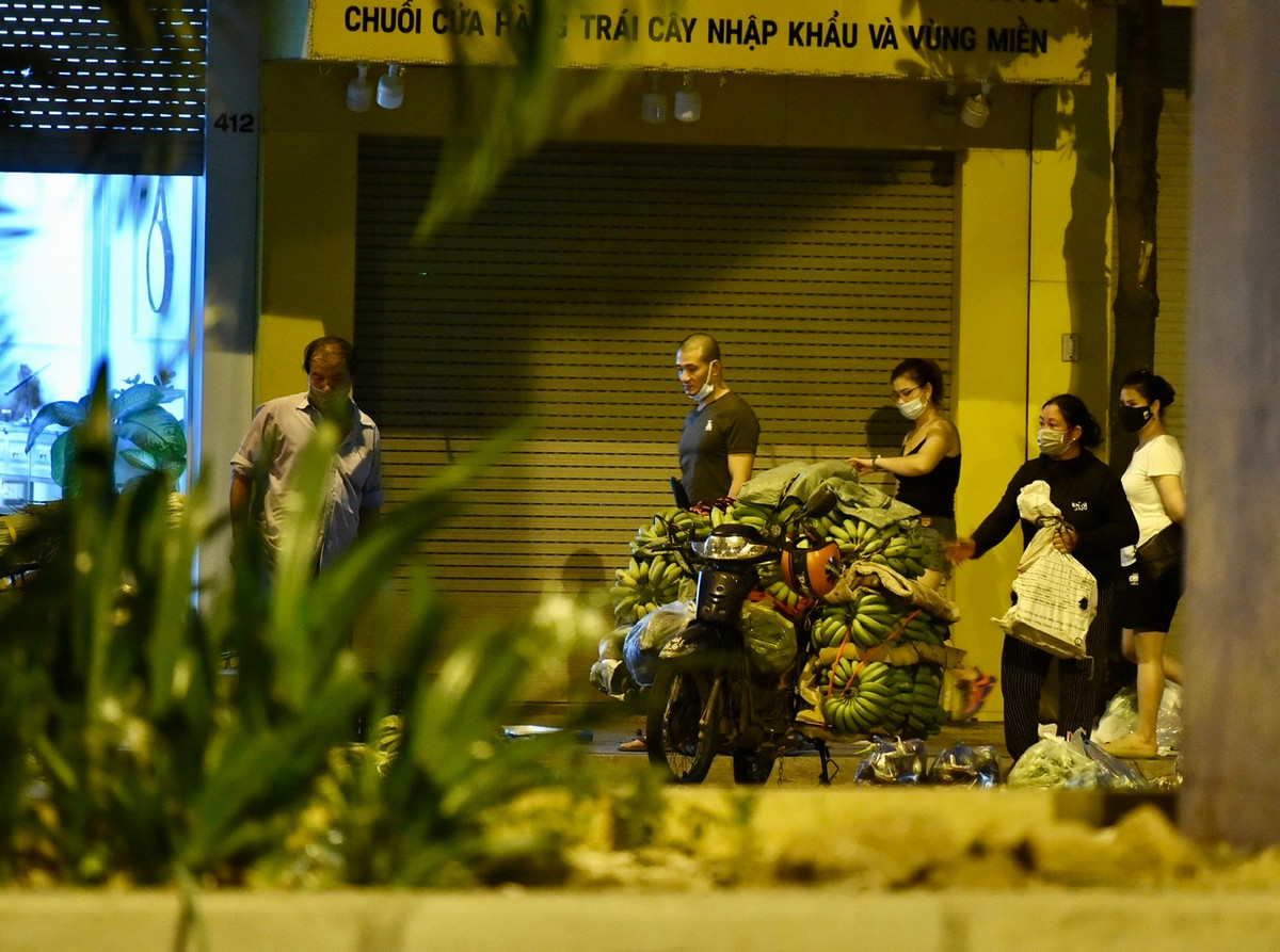 Người dân tới mua hàng cũng chủ quan, nhiều trường hợp không đeo khẩu trang hoặc đeo không đúng quy định.