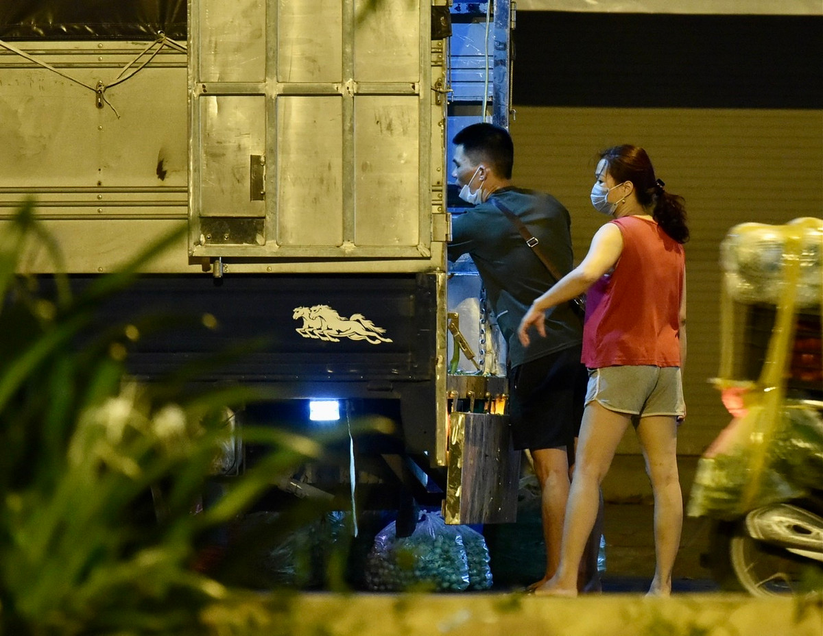 Theo ghi nhận của PV báo Tri thức và Cuộc sống, chợ cóc họp từ 0h cho đến gần sáng.